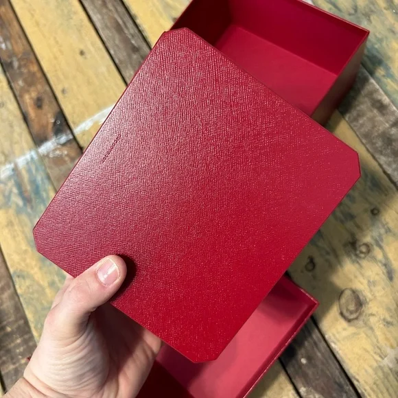 Cartier Elegant Red Jewelry Box with Gold Detailing - Picture 4 of 5